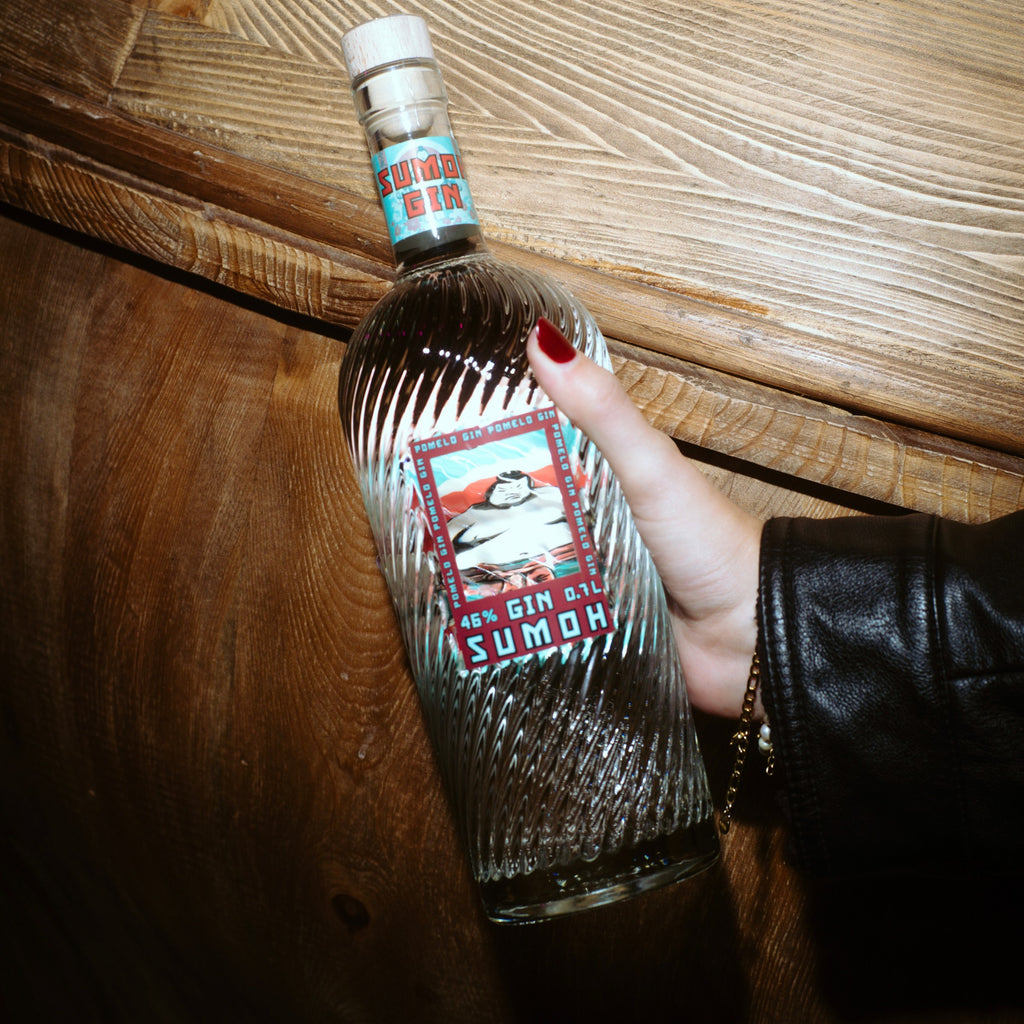 Sumoh Gin Flasche mit geriffeltem Glas und Etikett im Detail